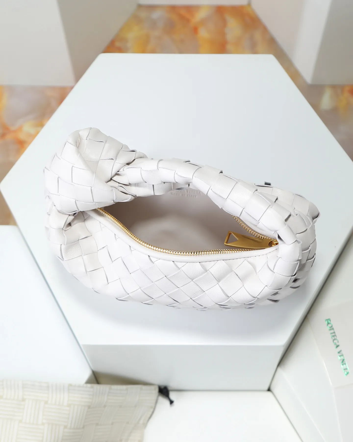 800. Bottega veneta͙.——-The latest braided and knotted hobo🔥 The top-grade lambskin leather is very soft, the bag shape is unique, practical and durable. It retains the traditional weaving elements while being a bit more flamboyant ~ Made of hand-woven sheepskin, zipper opening and closing, curved seamless structure, effortless to match. Highly recommended⚠️⚠️⚠️ The most high-end in the market🌈Welcome to compare [Factory complete package] size: 23x15x5cm.   Model: 651876